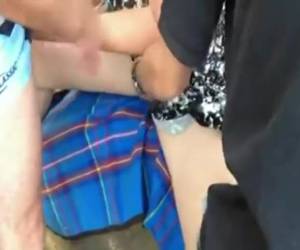 trio seksiä ulkona hän hypisteli kun hän fingerfucks itselleen ja vetää kaksi kukot.