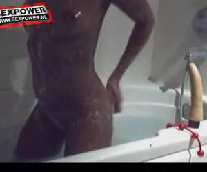 no banho para a webcam para o vibrador tesão negra na sua boceta molhada e se masturbar, depois do qual seu corpo nu em sabão e lavagens.