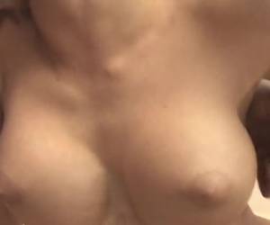 Onder het rijden en thuis, pijpt het blondje zijn stijve lul en laat ze haar mond neuken tot hij klaar komt en de sperma op haar kale kut spuit. 