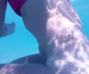 Dit geile meisje is een onderwater exibitioniste. Ze hoeft alleen haar bikini broekje uit te doen en haar schaamhaar beweegt als zeewier. Haar schaamhaar beweegt als zeewier 