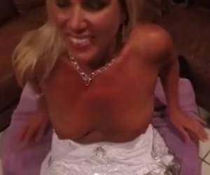 iki elim iki dicks için ve güzel çıkarma ama. bu olgun sarışın fahişe cum sperm almak istiyor. güzel göğüsleri güzel göğüsleri dolu cum sürtük istiyor cum boşalmak olgun sarışın tam istediği