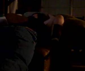 Hij vind haar prachtig hoe ze daar naakt zit. Zijn Wulpse geile meid verdient het om klaar gelikt te worden. Dus valt hij op zijn knieën en begint haar lek... 