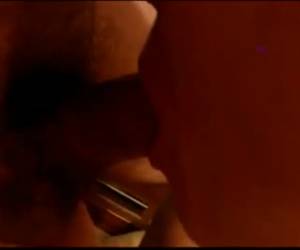 Zijn vriendin zuigt aan zijn stijve penis, terwijl ze zijn ballen kriebelt. 