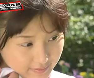 Een beetje onhandig en met wel een erg grote witte onderbroek. Maar als je valt op jong en onschuldig is dit filmpje super geil. Dit aziatisch schoolmeisje gaat langzaam uit de kleren. 